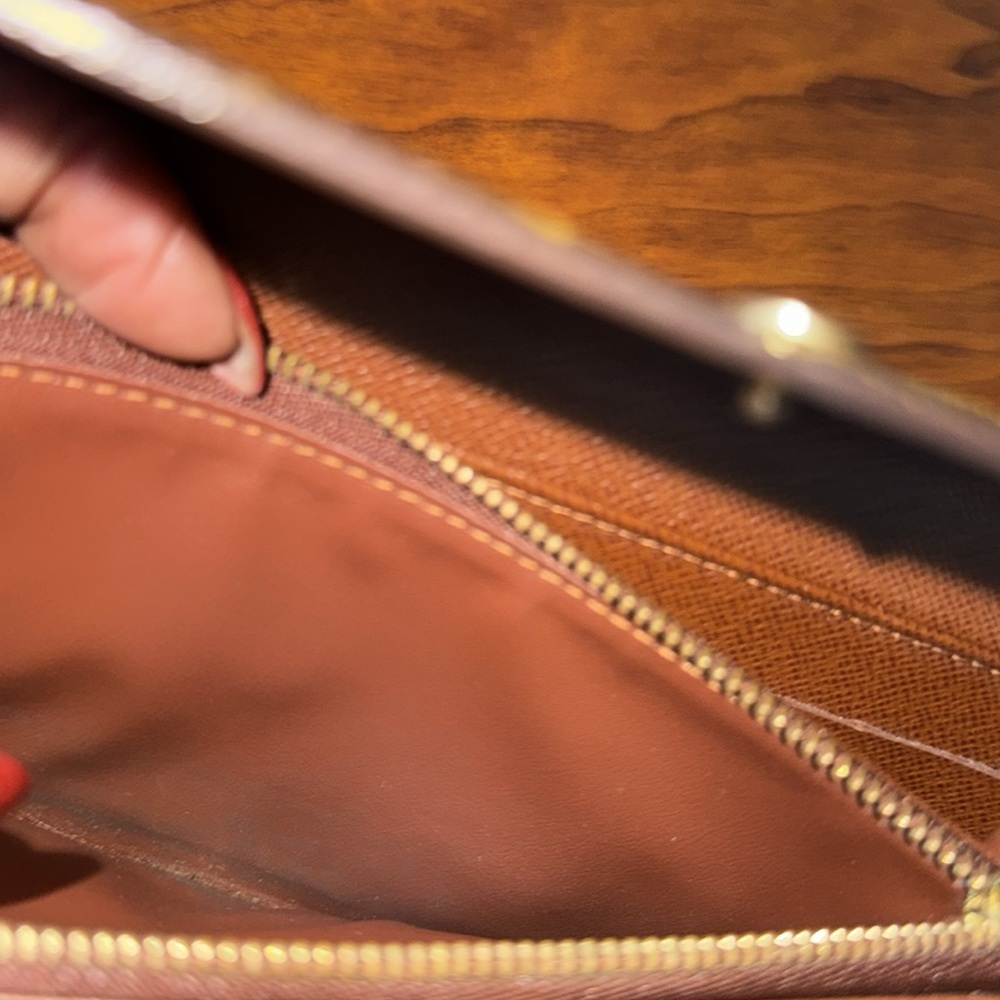 Authentic Pre-Loved Louis Vuitton Monogram Long wallet - Snap closure - zipper - Picture 5 of 9